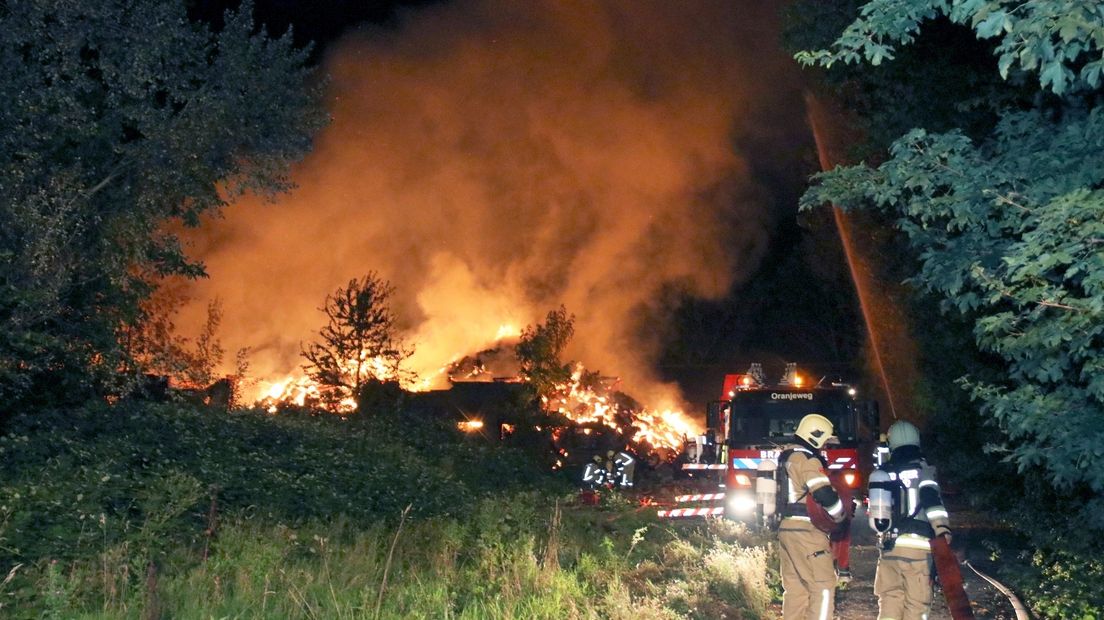 Brand legt hooischuur bij Kapelle volledig in de as