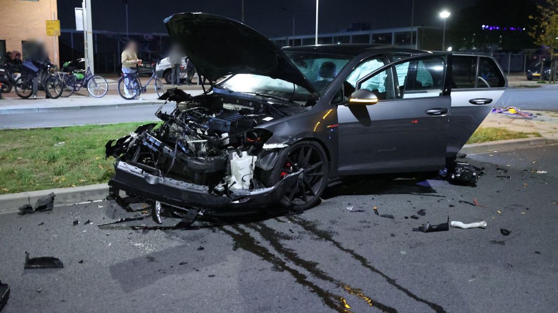 De auto is flink beschadigd aan de voorkant.
