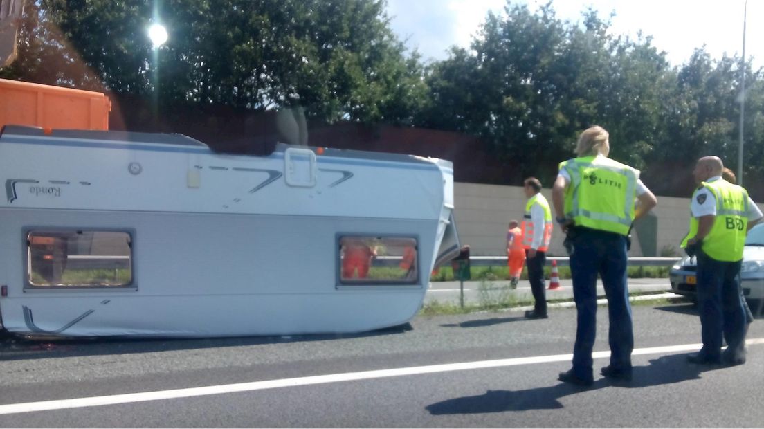 Verkeershinder A28 Zwolle door omgeslagen caravan