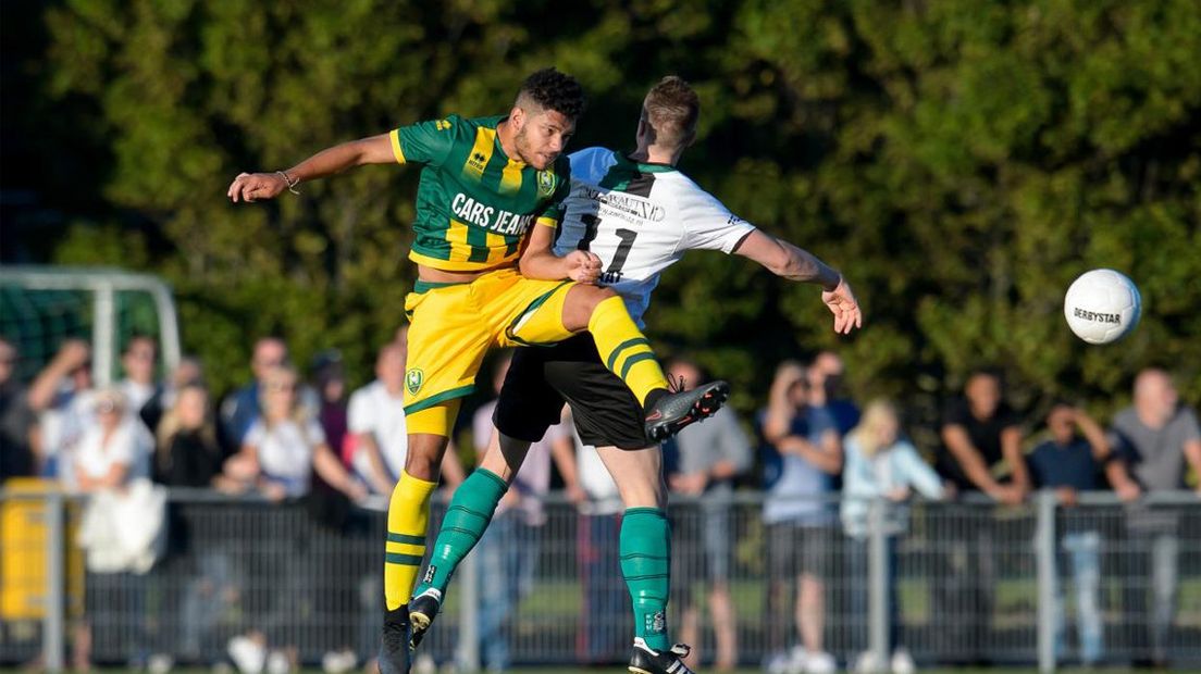 Guy Smith in duel met Marvin Nieuwlaat van Scheveningen