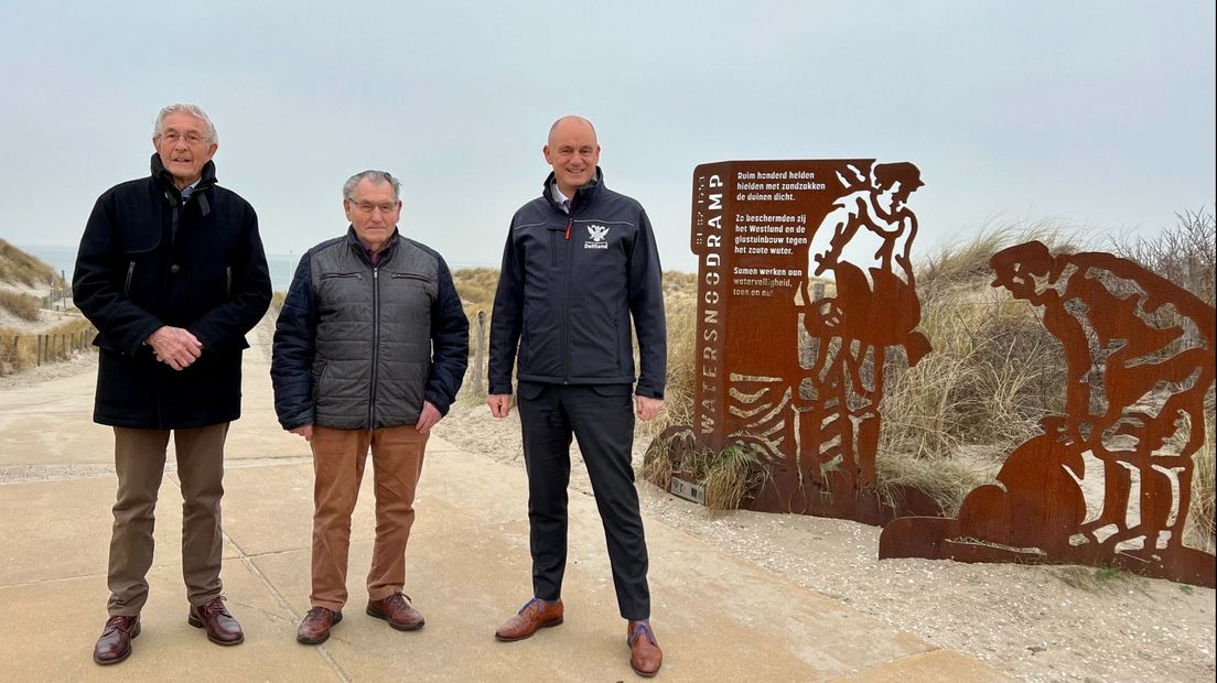 Hoogheemraad Peter Ouwendijk met zandzakdragers Wim van Oosten en Dirk van Beek