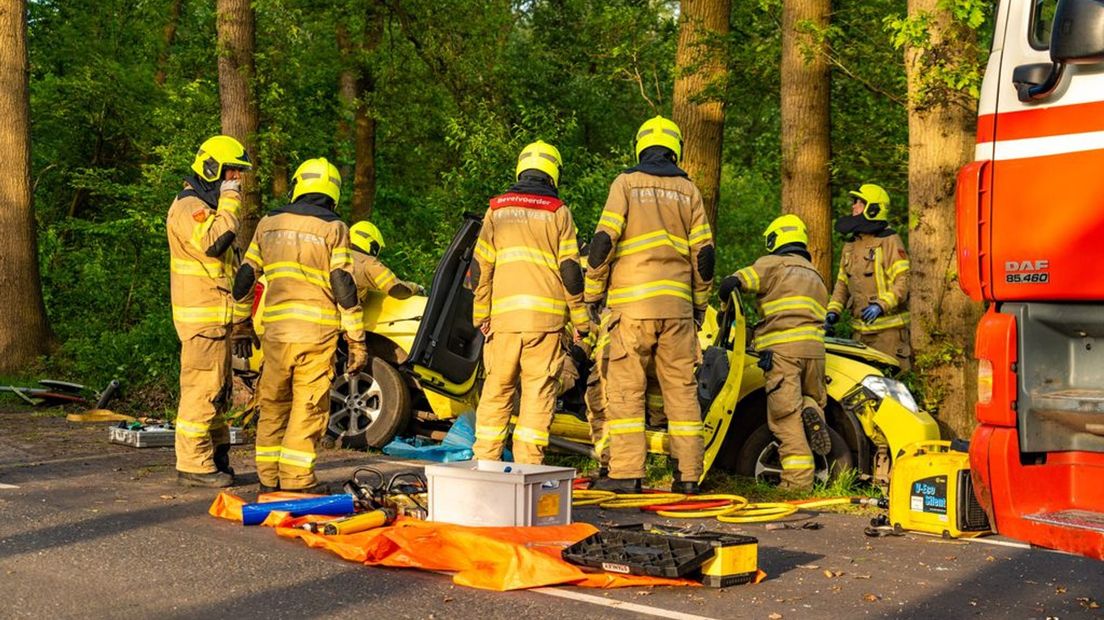 De brandweer bevrijdde de bestuurder in Putten.
