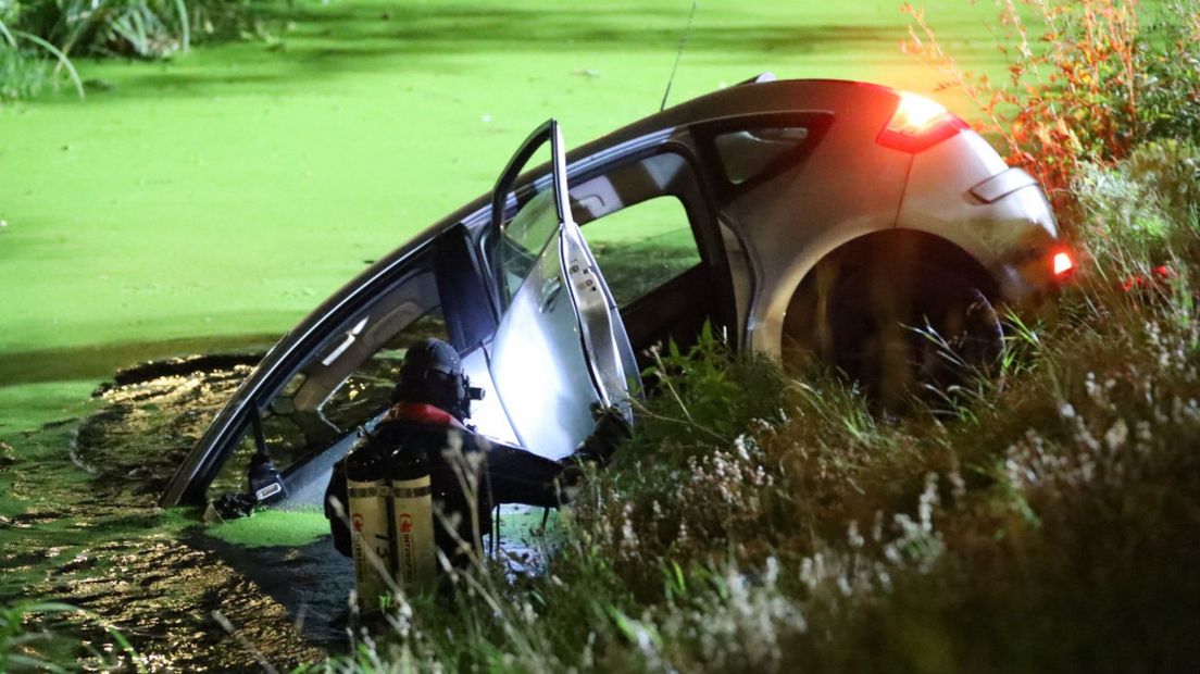 Auto te water bij de Laakkade