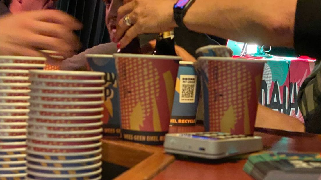 De nieuwe en unieke papieren bekers van Dauwpop werden vanavond getest.