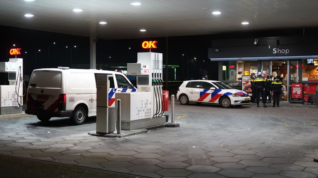 Politie bij het tankstation