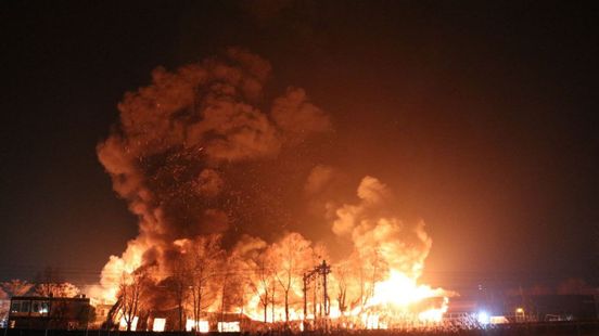 112 nieuws: Grote uitslaande brand in bedrijfspand Almelo en aanrijding Zwolle. 112 nieuws: Grote uitslaande brand in bedrijfspand Almelo en aanrijding Zwolle.