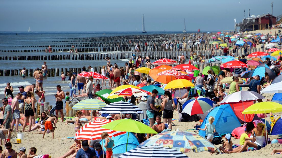 Drukte op zonovergoten Zeeuwse stranden