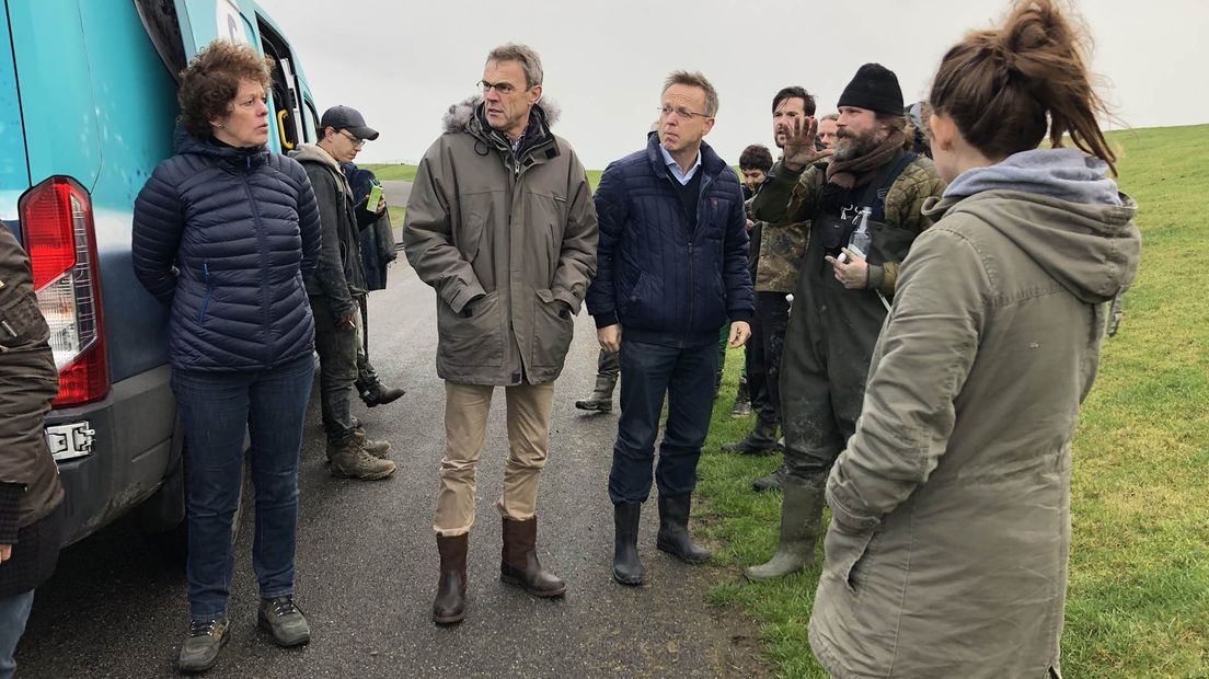 Burgemeester Henk Jan Bolding en CdK René Paas nemen een kijkje in het waddengebied.