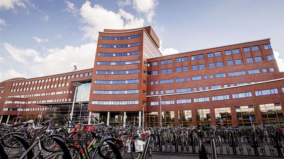 In dit gebouw bij Station Amersfoort zit het hoofdkantoor van vervoerder Qbuzz.