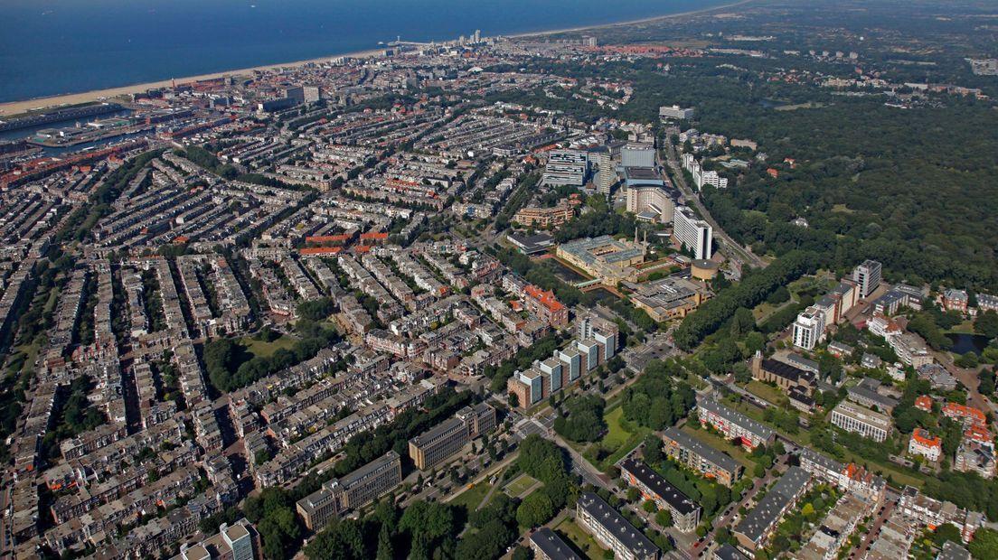 Luchtfoto van het Statenkwartier gezien naar Scheveningen en de Noordzee