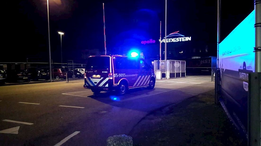 Brandweer verkent het terrein van Apollo Vredestein in Enscheede