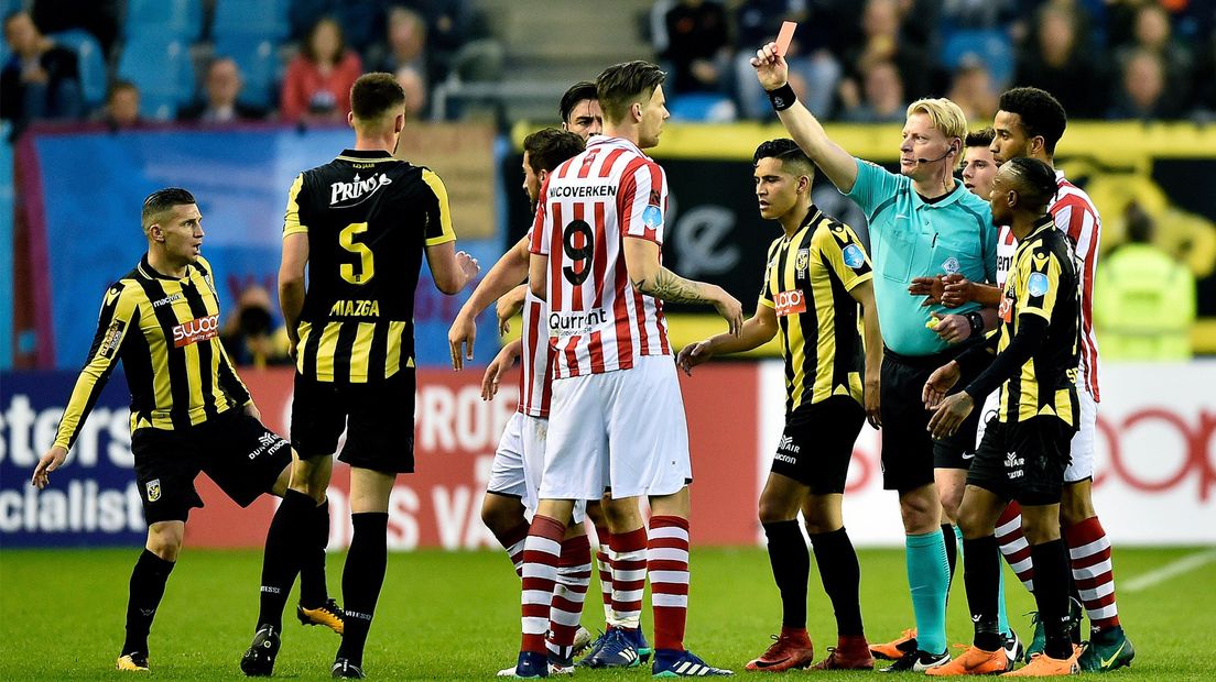 Scheidsrechter Kevin Blom toont Michiel Kramer de rode kaart