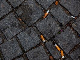 ‘Meer rookvrije zones en speciale afvalbakken om straatvervuiling door peuken terug te dringen’