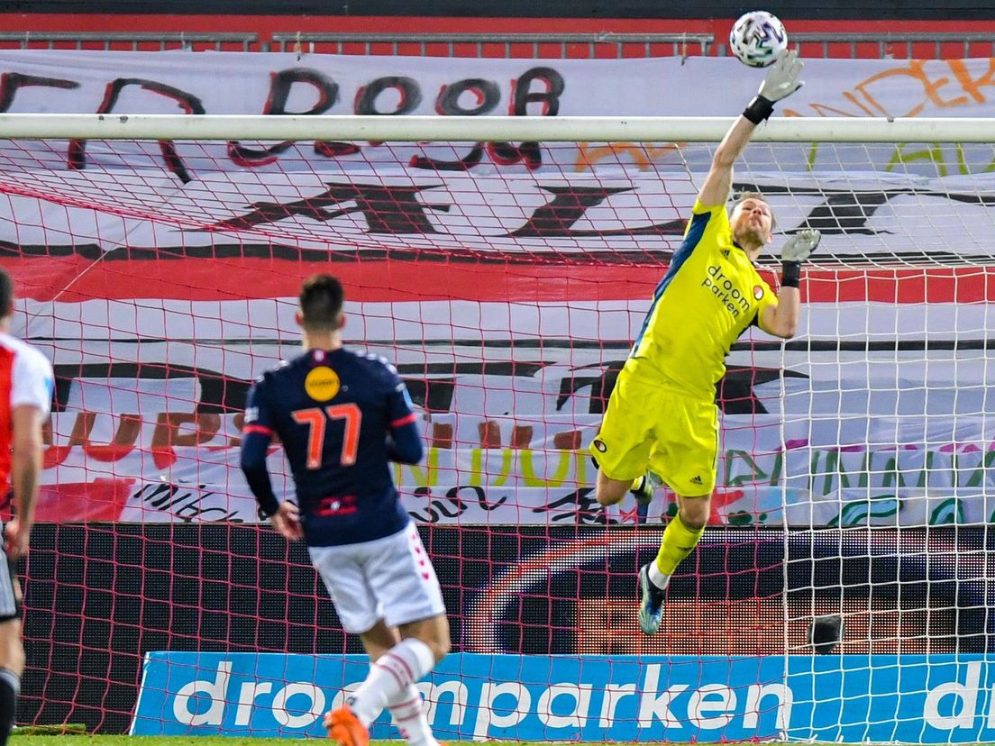 Nick Marsman tikt een bal stijlvol over de lat tegen FC Emmen