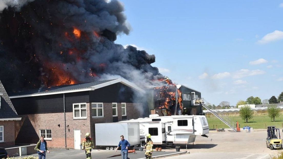 De brand in Poederoijen brak rond 13.45 uur uit.