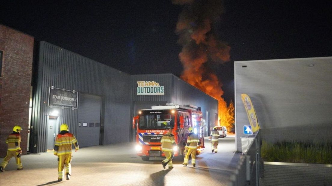 Streven zag Absoluut Treinverkeer stilgelegd vanwege grote brand bij buitensportwinkel in  Wijchen - Omroep Gelderland