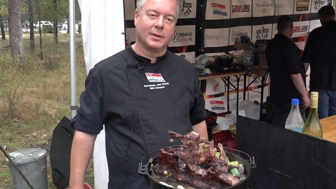 Chef-kok Arjan Buwalda van het Dutch BBQ Team tijdens net Open NK Wild BBQ.