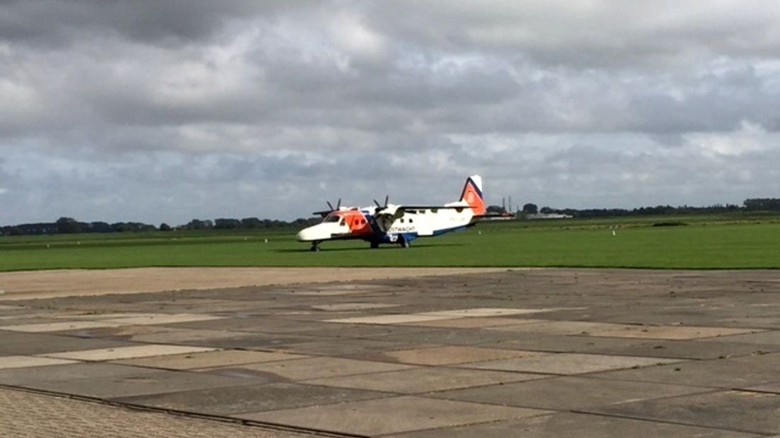 Kustwacht landt op vliegveld Midden-Zeeland ter gelegenheid van de opening van de verharde baan.