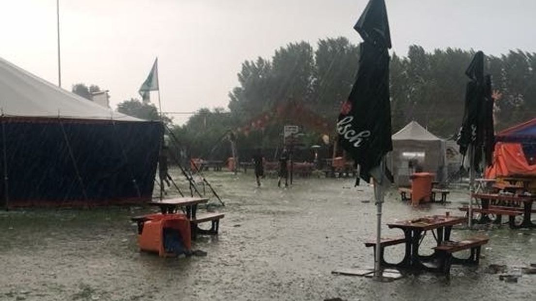 Klomppop stopt een uur eerder vanwege de regen