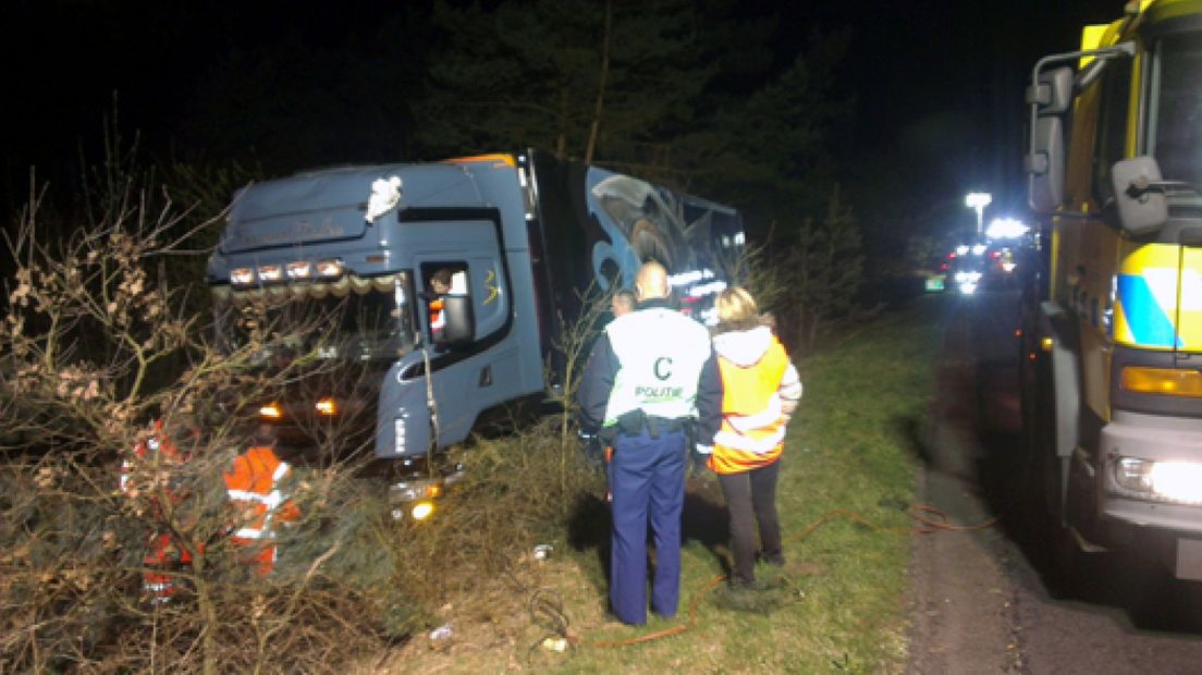 Vrachtwagen vanaf A12 het bos in