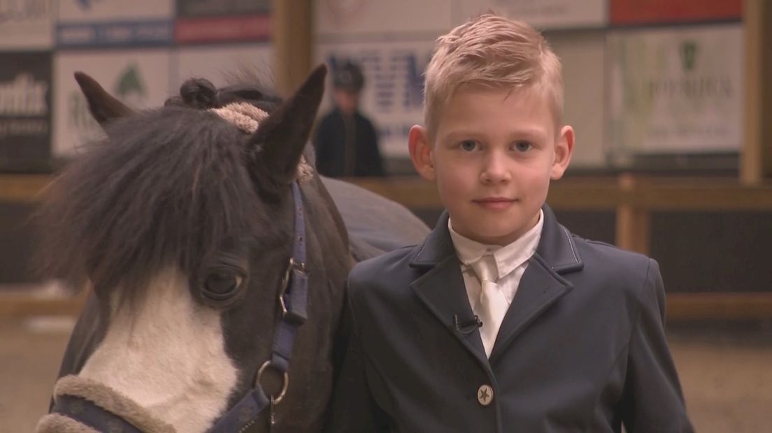 De 8-jarige Thijs met zijn pony Pluk