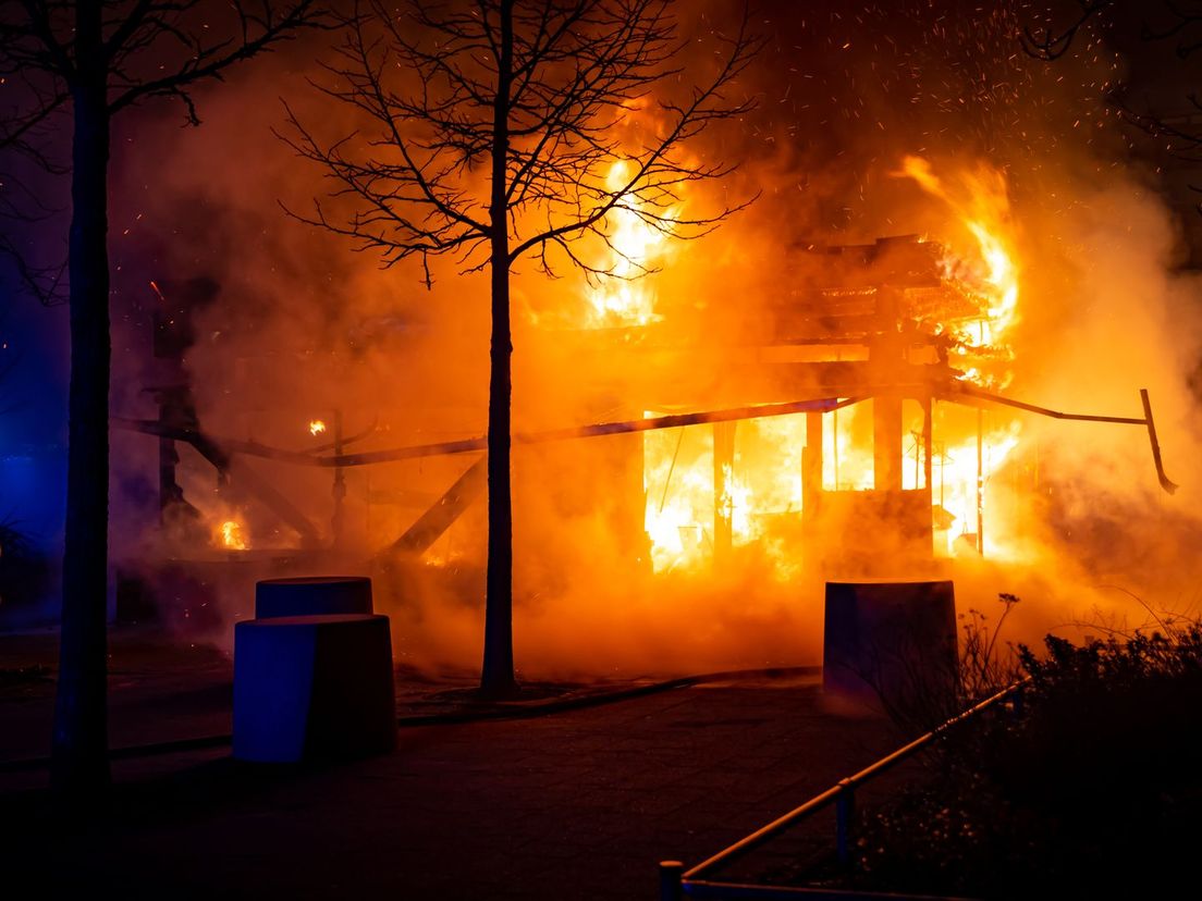 Van het pand aan de Bierens de Haanweg is weinig meer over, links Feyenoord-café 't Haantje