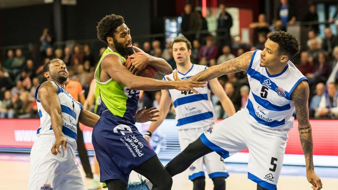 Josh Cunningham van ZZ Leiden verdedigt de bal.