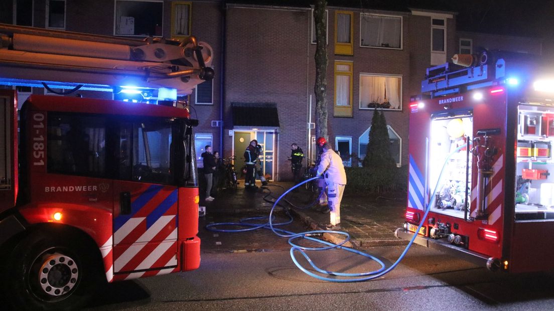 Brandweerlieden in actie aan de Zaagmuldersweg in de stad Groningen