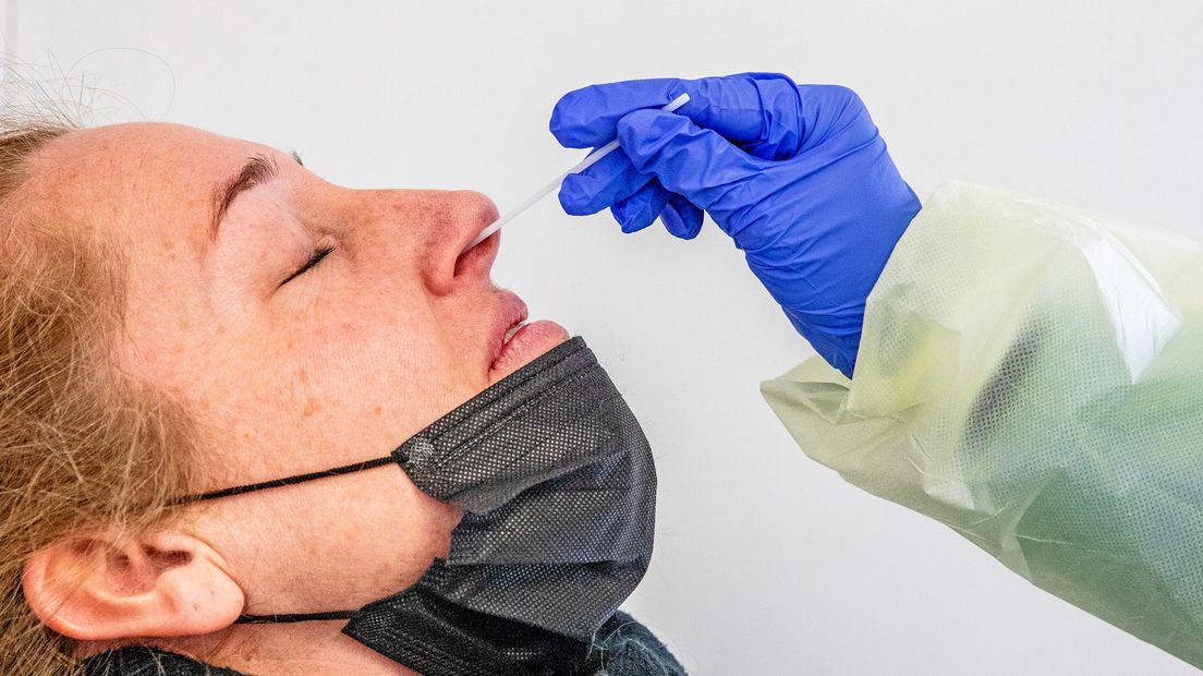 Iemand ondergaat een coronatest