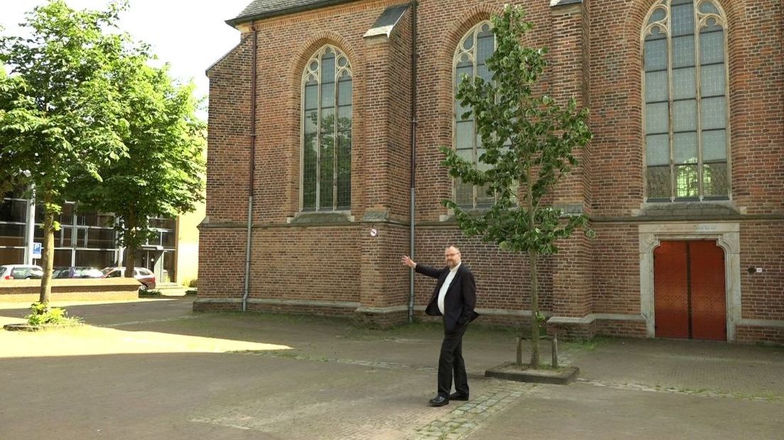 Waarnemend pastoor Hans Pauw voor de St. Janskerk in Zutphen, die wel open blijft.