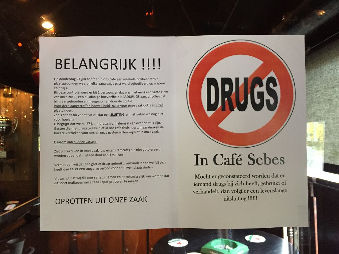 Met posters wil café Sebes bezoekers erop wijzen dat drugs niet welkom zijn in de zaak