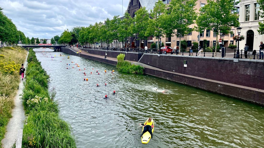 De zwemmers die net begonnen zijn aan de 2 kilometer door de Utrechtse grachten