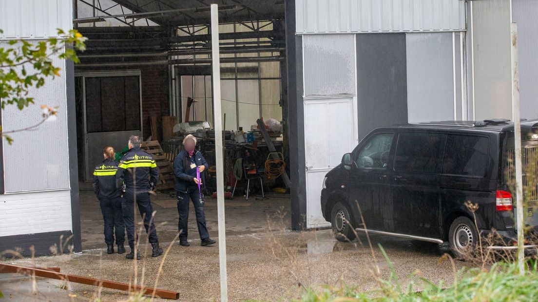In deze loods zijn de drugs gevonden.