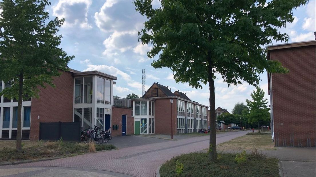 Het open azc in Winterswijk, zonder slagboom of hekken.