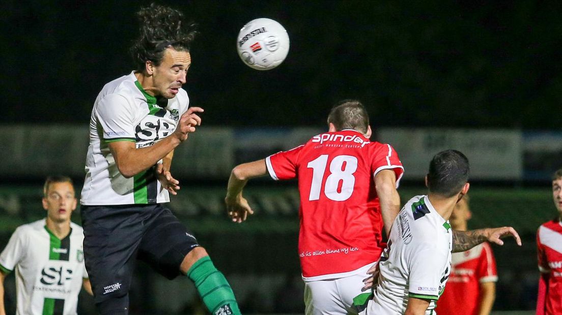 Jari de Jong kopt de bal weg voor Scheveningen