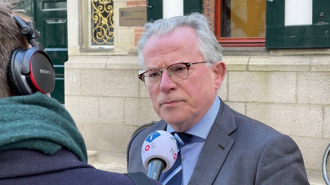 Burgemeester Koen Schuiling voor het Provinciehuis