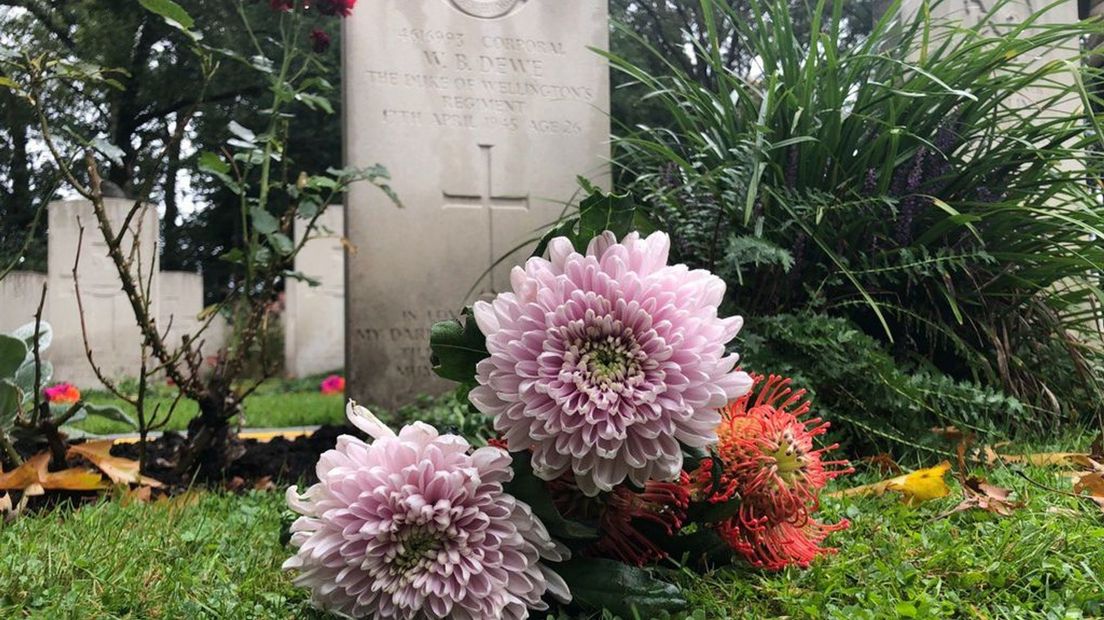 Bloemen bij het graf van korporaal Walter Britford Drewe. Hij sneuvelde op 17 april 1945. Hij was 26 jaar.