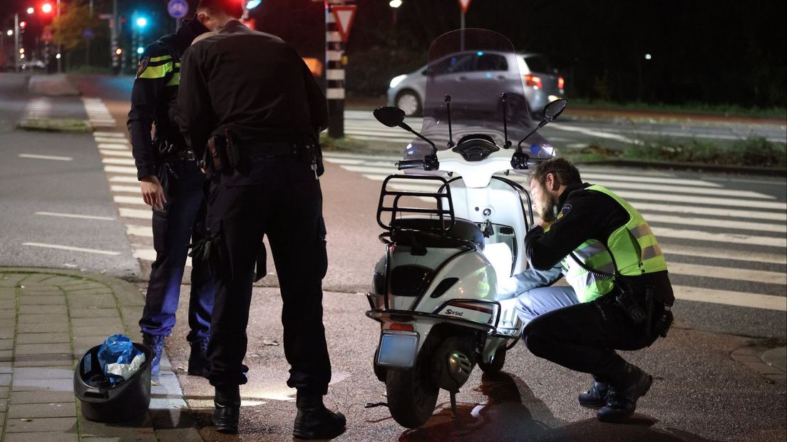 Agenten onderzoek de scooter
