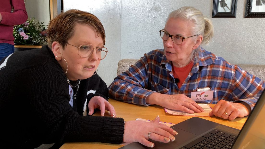 Karin en Alice vullen het online kieskompas in.