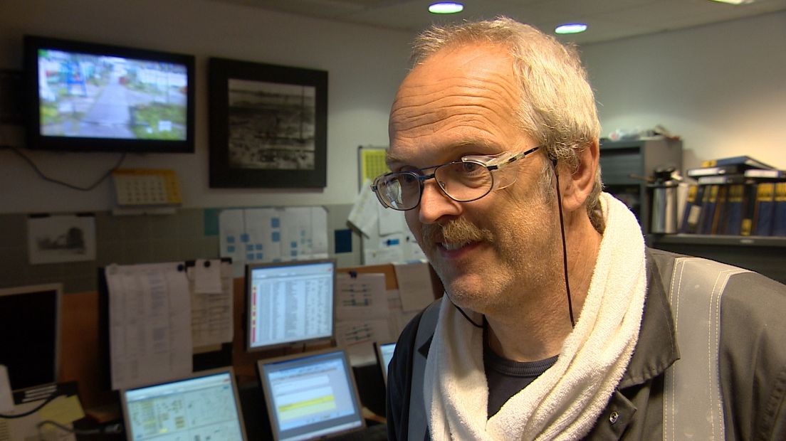 Operator Peter Hout houdt toezicht vanuit de controlekamer van Thermphos