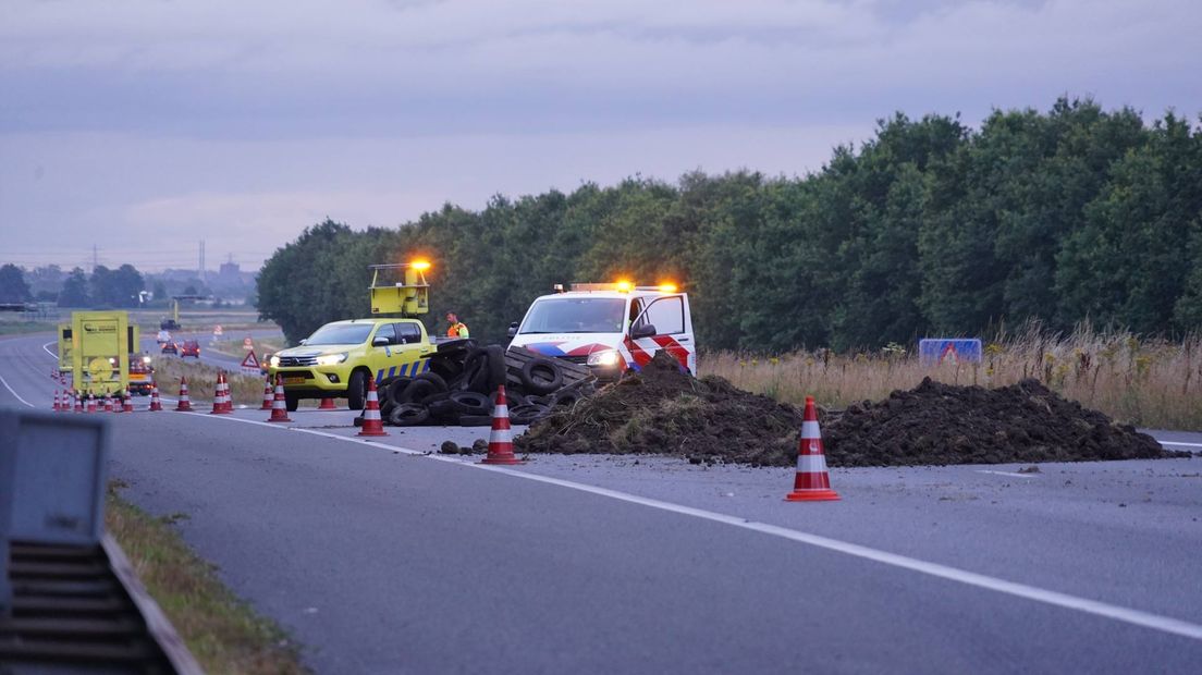 Behalve autobanden is er ook zand gedumpt
