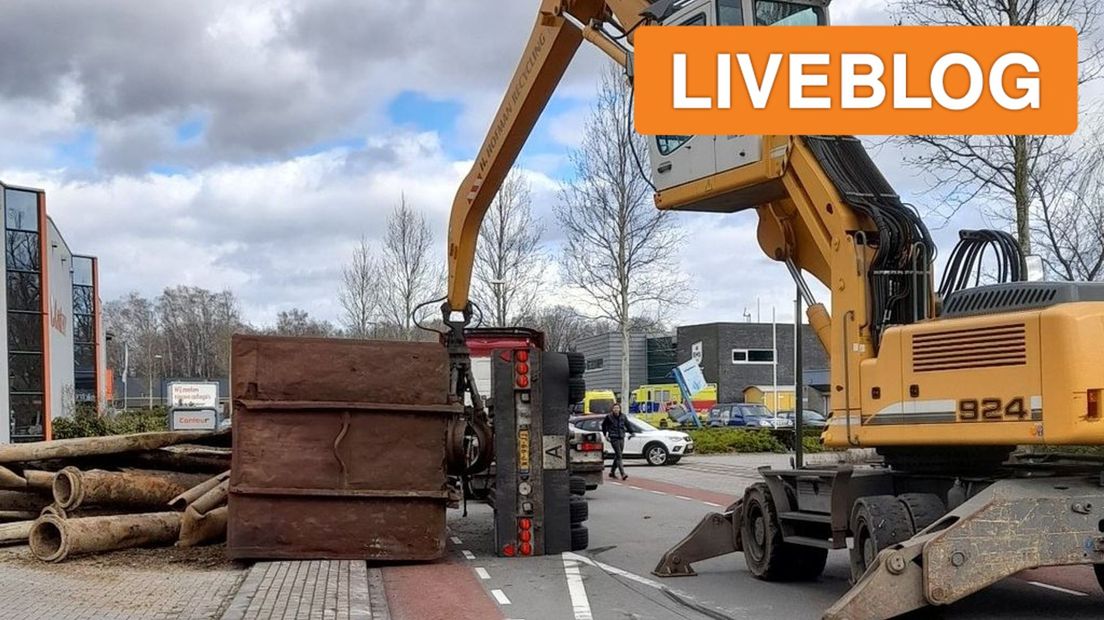 Deze vrachtwagen belandde vanwege een technisch defect op zijn kant.