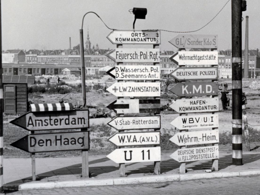 Het Hofplein met Duitse bewegwijzering. Bron: H.F. Grimeyer/Stadsarchief Rotterdam