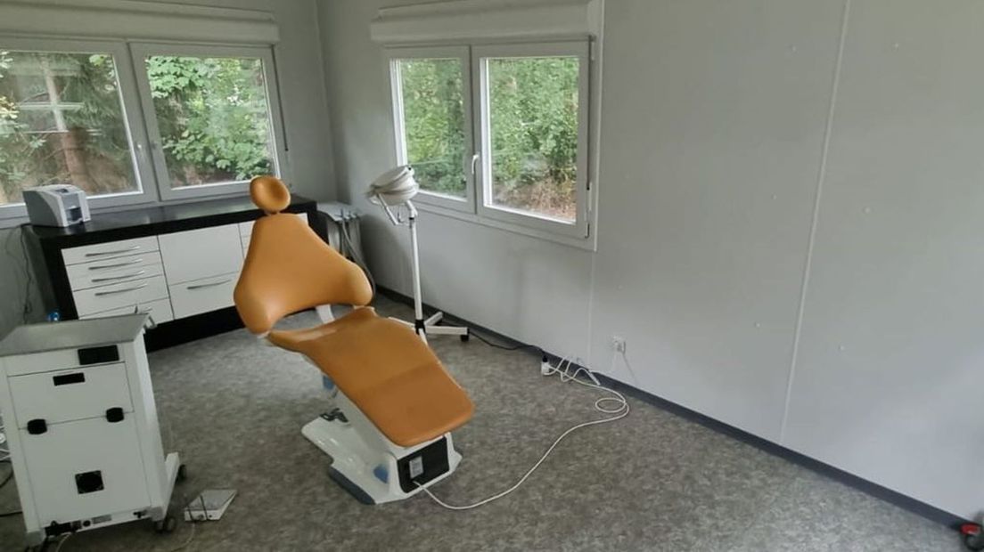De spelers namen in september op een locatie elders plaats in de tandartsstoel.