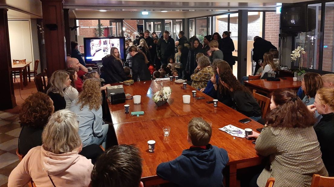 Publiek volgt de vergadering vanuit een aparte ruimte omdat het te druk is op de publieke tribune