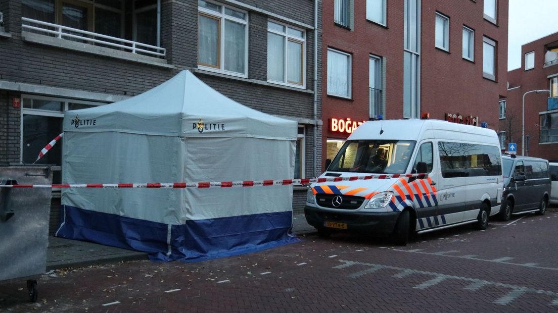 Politieonderzoek bij woning na vondst dode man