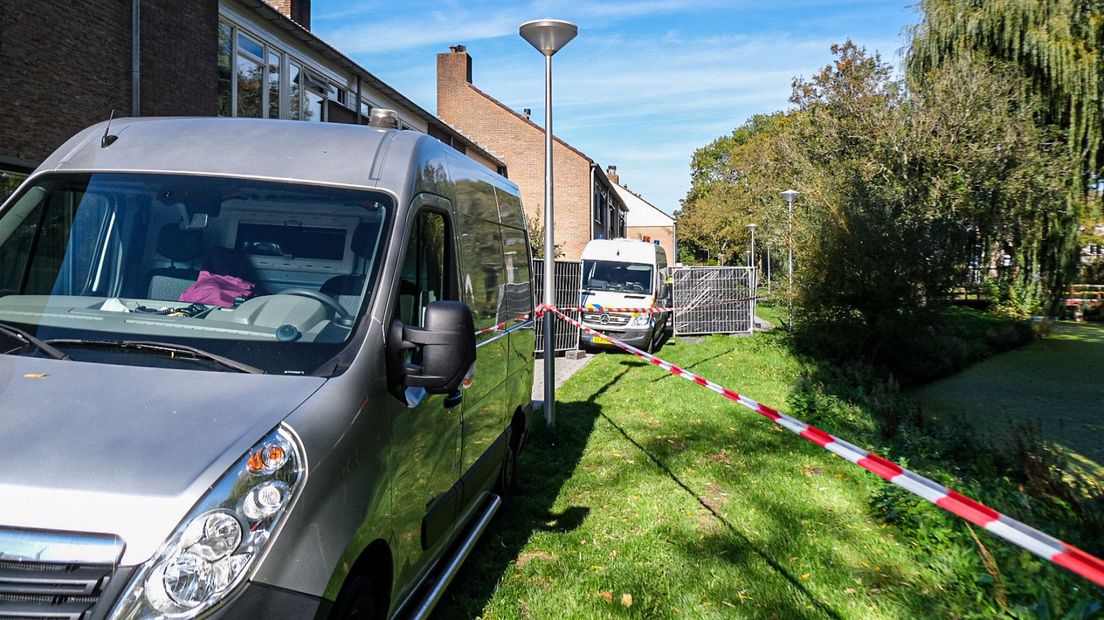 Rondom de woning zijn zwarte schermen geplaatst