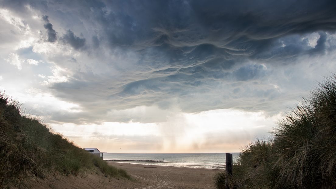 Onweersbui boven de Noordzee bij Cadzand-Bad