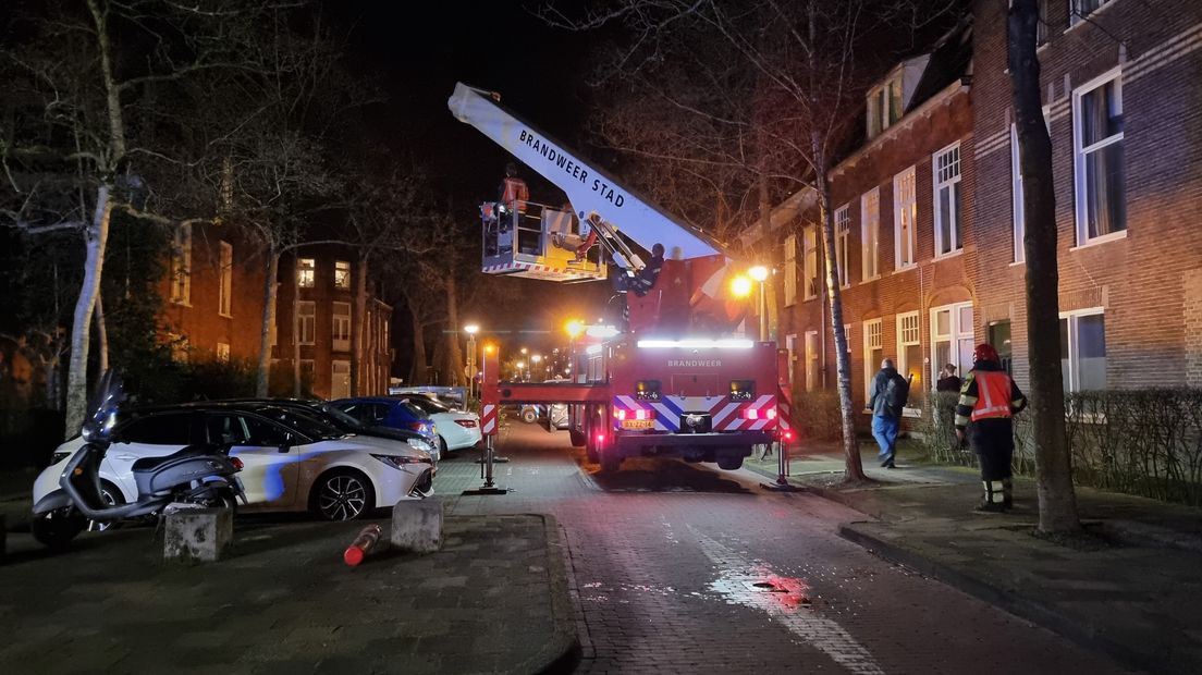 De brandweer zet de straat af