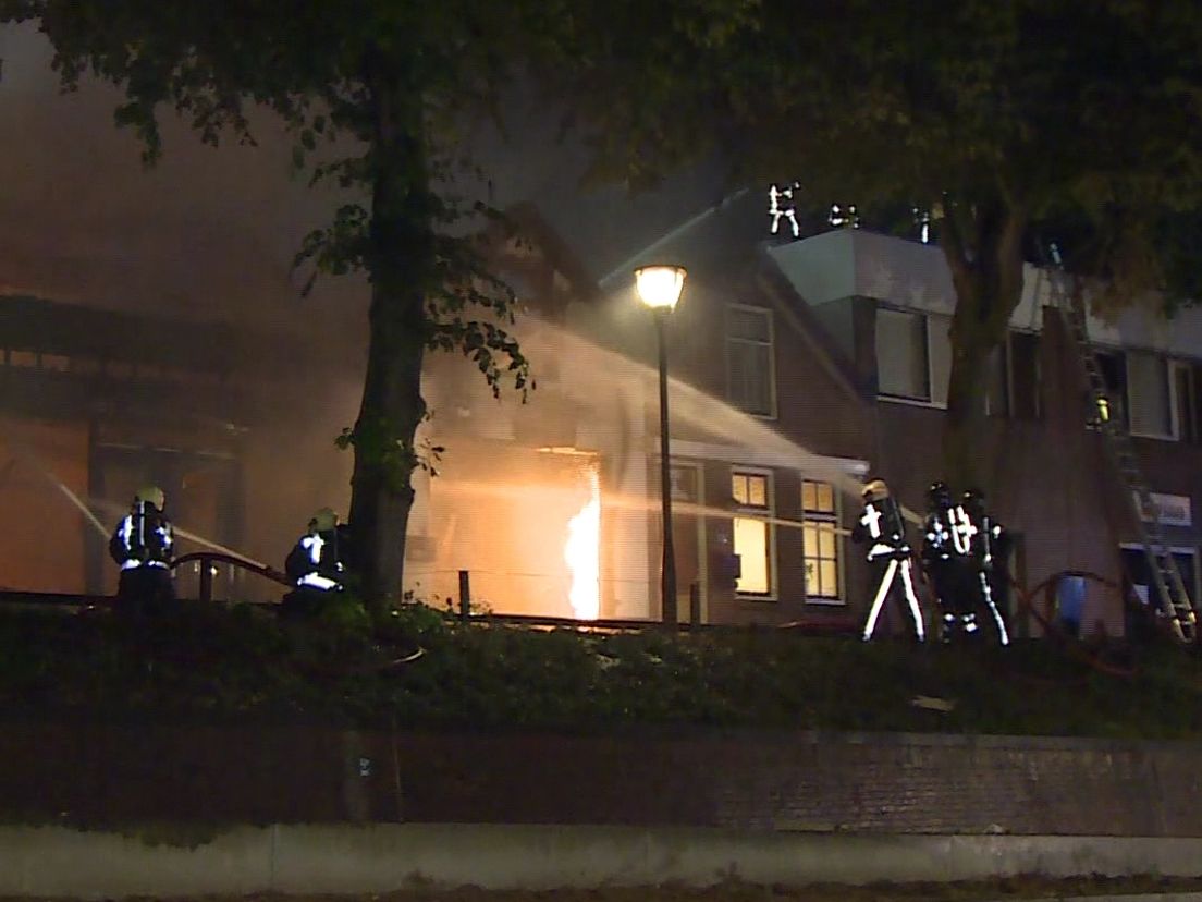 De brandweer in Middelharnis had grote moeite het vuur in de shoarmazaak te blussen
